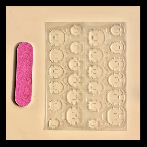 NWOT~ Full Cover Press on Nails, Set of 24 Count. Nail Glue Included - Picture 3 of 11